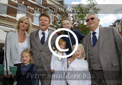 Amsterdam 26 mei 2015
Presenatie boek Bastiaan Ragas. Hij reikt het eerste boek uit aan zijn vader. Tooske Ragas en hun kinderen zijn ook aanwezig in cafe Gruter.