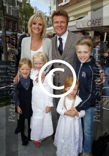 Amsterdam 26 mei 2015
Presenatie boek Bastiaan Ragas. Hij reikt het eerste boek uit aan zijn vader. Tooske Ragas en hun kinderen zijn ook aanwezig in cafe Gruter.