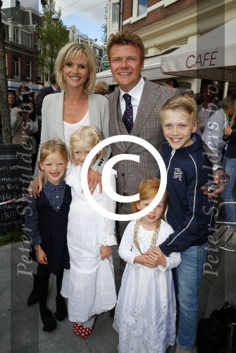 Amsterdam 26 mei 2015
Presenatie boek Bastiaan Ragas. Hij reikt het eerste boek uit aan zijn vader. Tooske Ragas en hun kinderen zijn ook aanwezig in cafe Gruter.
