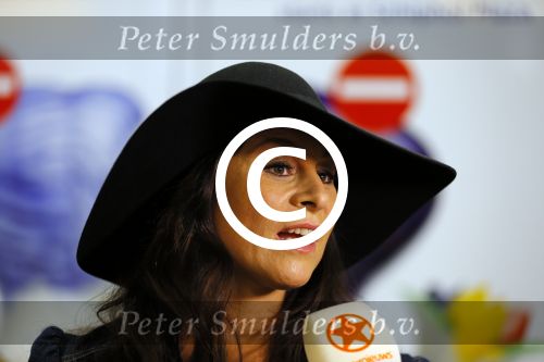 Schiphol 20 mei 2015
Trijntje Oosterhuis arriveert op schiphol na songfestival. Haar vriend Alvin Lewis alsmede haar stylist Ruud van der Peijl zijn ook aanwezig.