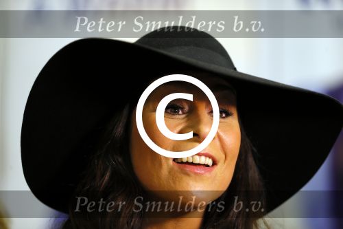 Schiphol 20 mei 2015
Trijntje Oosterhuis arriveert op schiphol na songfestival. Haar vriend Alvin Lewis alsmede haar stylist Ruud van der Peijl zijn ook aanwezig.