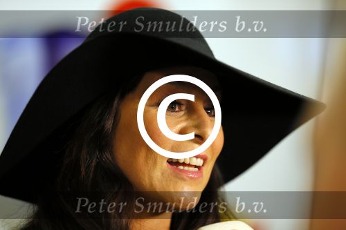 Schiphol 20 mei 2015
Trijntje Oosterhuis arriveert op schiphol na songfestival. Haar vriend Alvin Lewis alsmede haar stylist Ruud van der Peijl zijn ook aanwezig.