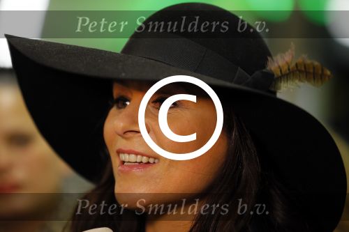 Schiphol 20 mei 2015
Trijntje Oosterhuis arriveert op schiphol na songfestival. Haar vriend Alvin Lewis alsmede haar stylist Ruud van der Peijl zijn ook aanwezig.