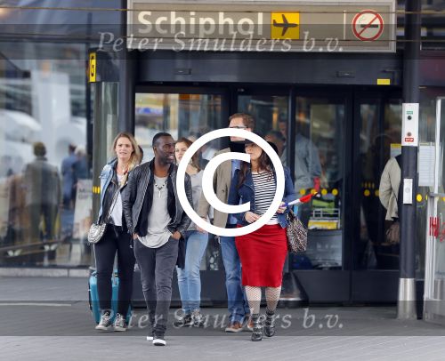 Schiphol 20 mei 2015
Trijntje Oosterhuis arriveert op schiphol na songfestival. Haar vriend Alvin Lewis alsmede haar stylist Ruud van der Peijl zijn ook aanwezig.