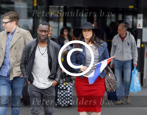 Schiphol 20 mei 2015
Trijntje Oosterhuis arriveert op schiphol na songfestival. Haar vriend Alvin Lewis alsmede haar stylist Ruud van der Peijl zijn ook aanwezig.
