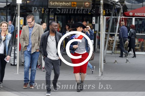 Schiphol 20 mei 2015
Trijntje Oosterhuis arriveert op schiphol na songfestival. Haar vriend Alvin Lewis alsmede haar stylist Ruud van der Peijl zijn ook aanwezig.