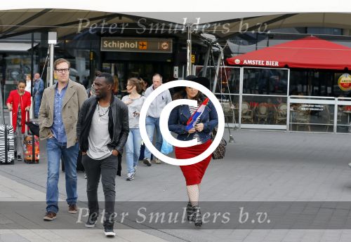 Schiphol 20 mei 2015
Trijntje Oosterhuis arriveert op schiphol na songfestival. Haar vriend Alvin Lewis alsmede haar stylist Ruud van der Peijl zijn ook aanwezig.