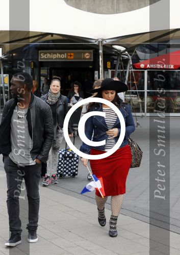 Schiphol 20 mei 2015
Trijntje Oosterhuis arriveert op schiphol na songfestival. Haar vriend Alvin Lewis alsmede haar stylist Ruud van der Peijl zijn ook aanwezig.