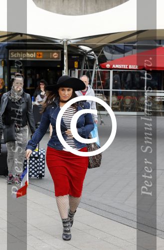 Schiphol 20 mei 2015
Trijntje Oosterhuis arriveert op schiphol na songfestival. Haar vriend Alvin Lewis alsmede haar stylist Ruud van der Peijl zijn ook aanwezig.