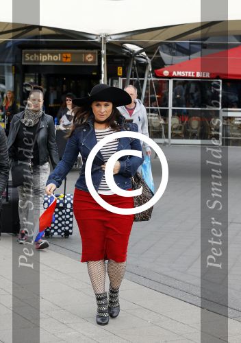 Schiphol 20 mei 2015
Trijntje Oosterhuis arriveert op schiphol na songfestival. Haar vriend Alvin Lewis alsmede haar stylist Ruud van der Peijl zijn ook aanwezig.