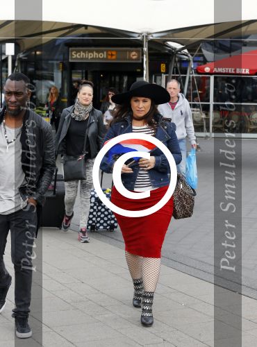 Schiphol 20 mei 2015
Trijntje Oosterhuis arriveert op schiphol na songfestival. Haar vriend Alvin Lewis alsmede haar stylist Ruud van der Peijl zijn ook aanwezig.
