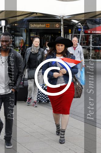 Schiphol 20 mei 2015
Trijntje Oosterhuis arriveert op schiphol na songfestival. Haar vriend Alvin Lewis alsmede haar stylist Ruud van der Peijl zijn ook aanwezig.