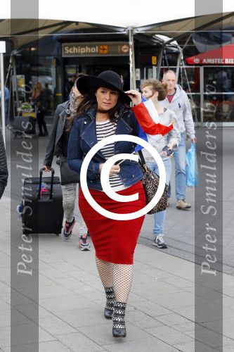 Schiphol 20 mei 2015
Trijntje Oosterhuis arriveert op schiphol na songfestival. Haar vriend Alvin Lewis alsmede haar stylist Ruud van der Peijl zijn ook aanwezig.