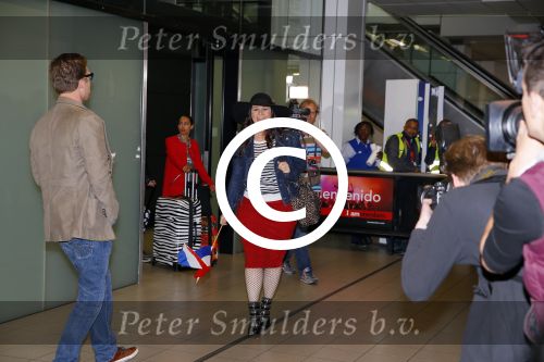 Schiphol 20 mei 2015
Trijntje Oosterhuis arriveert op schiphol na songfestival. Haar vriend Alvin Lewis alsmede haar stylist Ruud van der Peijl zijn ook aanwezig.