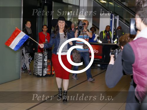 Schiphol 20 mei 2015
Trijntje Oosterhuis arriveert op schiphol na songfestival. Haar vriend Alvin Lewis alsmede haar stylist Ruud van der Peijl zijn ook aanwezig.