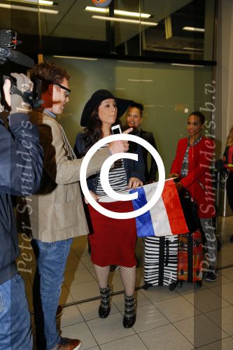 Schiphol 20 mei 2015
Trijntje Oosterhuis arriveert op schiphol na songfestival. Haar vriend Alvin Lewis alsmede haar stylist Ruud van der Peijl zijn ook aanwezig.