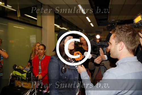 Schiphol 20 mei 2015
Trijntje Oosterhuis arriveert op schiphol na songfestival. Haar vriend Alvin Lewis alsmede haar stylist Ruud van der Peijl zijn ook aanwezig.
