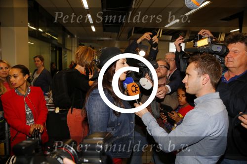 Schiphol 20 mei 2015
Trijntje Oosterhuis arriveert op schiphol na songfestival. Haar vriend Alvin Lewis alsmede haar stylist Ruud van der Peijl zijn ook aanwezig.