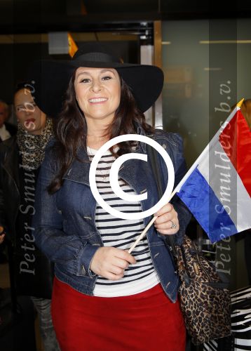 Schiphol 20 mei 2015
Trijntje Oosterhuis arriveert op schiphol na songfestival. Haar vriend Alvin Lewis alsmede haar stylist Ruud van der Peijl zijn ook aanwezig.