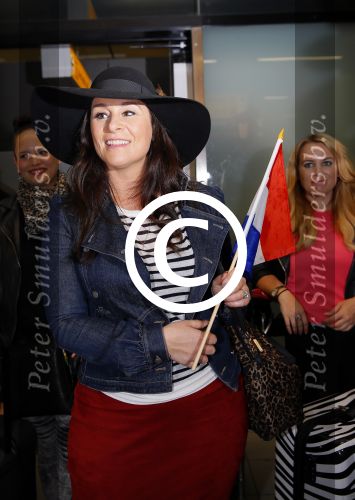 Schiphol 20 mei 2015
Trijntje Oosterhuis arriveert op schiphol na songfestival. Haar vriend Alvin Lewis alsmede haar stylist Ruud van der Peijl zijn ook aanwezig.