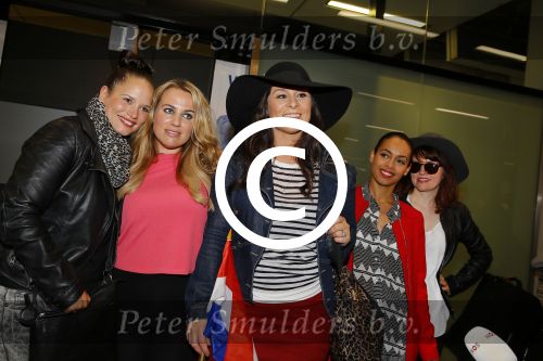 Schiphol 20 mei 2015
Trijntje Oosterhuis arriveert op schiphol na songfestival. Haar vriend Alvin Lewis alsmede haar stylist Ruud van der Peijl zijn ook aanwezig.