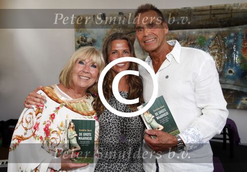 Amsterdam 8 juni 2015
Boekpresentatie Boek Danielle Oonk van t Schip in Yogacentrum Amsterdam. Danielle met vader Joop Oonk en moeder Willeke Alberti