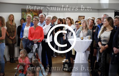 Amsterdam 8 juni 2015
Boekpresentatie Boek Danielle Oonk van t Schip in Yogacentrum Amsterdam. Wim Kieft met vriendin
