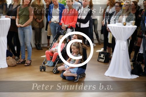 Amsterdam 8 juni 2015
Boekpresentatie Boek Danielle Oonk van t Schip in Yogacentrum Amsterdam. Vriendin Wim Kieft met hun dochter