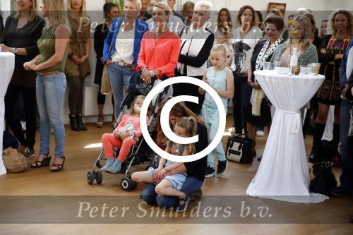 Amsterdam 8 juni 2015
Boekpresentatie Boek Danielle Oonk van t Schip in Yogacentrum Amsterdam. Vriendin Wim Kieft met hun dochter