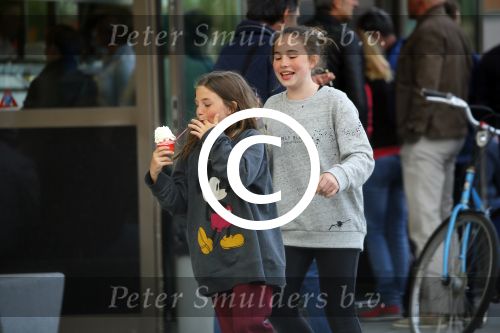 Amsterdam 17 mei 2015
Amanda Beekman en haar vriend Harrie Kolen gaan ijsje eten met Yasmijn Michelle en Achilles Krabbe en met Kees en Marja Beekman (ouders)