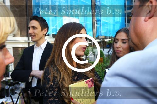 Amsterdam, 4 Juni 2015
Uitreiking boek Xelly Cabau v Kasbergen door haar huus Yolanthe Sneijder Cabau.