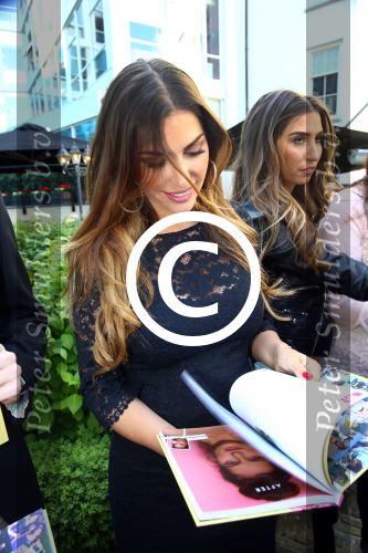 Amsterdam, 4 Juni 2015
Uitreiking boek Xelly Cabau v Kasbergen door haar huus Yolanthe Sneijder Cabau.