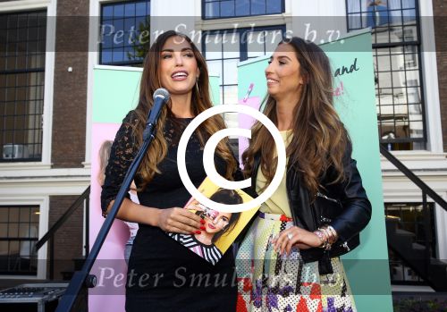 Amsterdam, 4 Juni 2015
Uitreiking boek Xelly Cabau v Kasbergen door haar huus Yolanthe Sneijder Cabau.