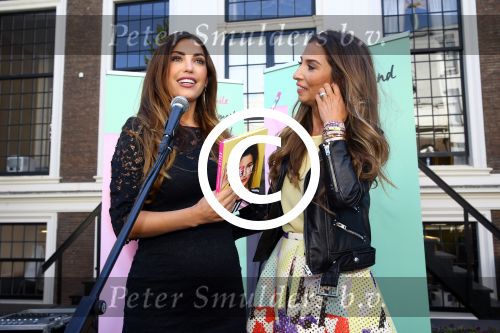 Amsterdam, 4 Juni 2015
Uitreiking boek Xelly Cabau v Kasbergen door haar huus Yolanthe Sneijder Cabau.