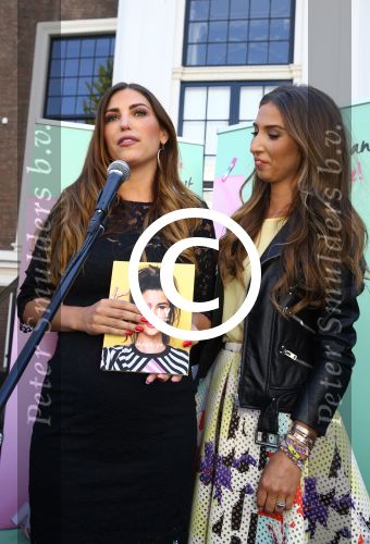 Amsterdam, 4 Juni 2015
Uitreiking boek Xelly Cabau v Kasbergen door haar huus Yolanthe Sneijder Cabau.
