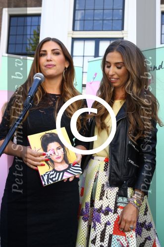 Amsterdam, 4 Juni 2015
Uitreiking boek Xelly Cabau v Kasbergen door haar huus Yolanthe Sneijder Cabau.