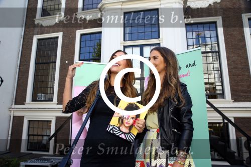Amsterdam, 4 Juni 2015
Uitreiking boek Xelly Cabau v Kasbergen door haar huus Yolanthe Sneijder Cabau.