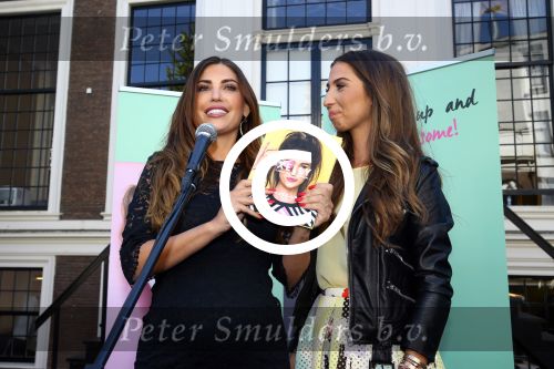 Amsterdam, 4 Juni 2015
Uitreiking boek Xelly Cabau v Kasbergen door haar huus Yolanthe Sneijder Cabau.
