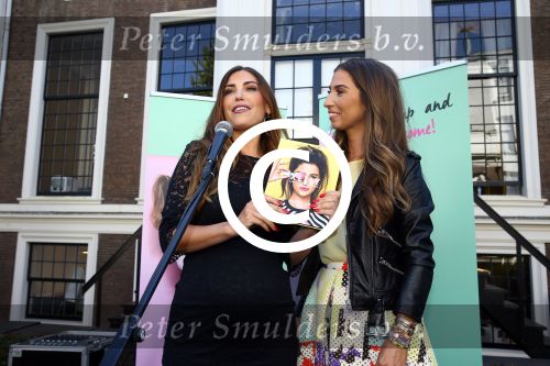 Amsterdam, 4 Juni 2015
Uitreiking boek Xelly Cabau v Kasbergen door haar huus Yolanthe Sneijder Cabau.