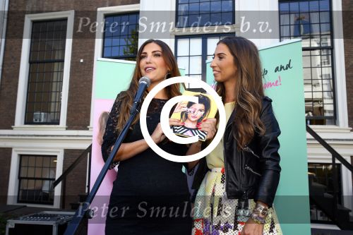 Amsterdam, 4 Juni 2015
Uitreiking boek Xelly Cabau v Kasbergen door haar huus Yolanthe Sneijder Cabau.