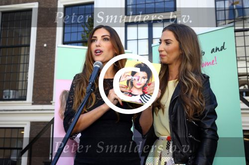 Amsterdam, 4 Juni 2015
Uitreiking boek Xelly Cabau v Kasbergen door haar huus Yolanthe Sneijder Cabau.