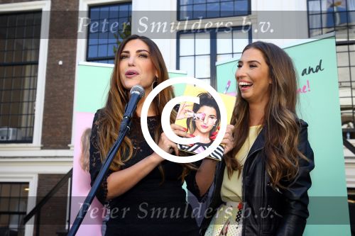 Amsterdam, 4 Juni 2015
Uitreiking boek Xelly Cabau v Kasbergen door haar huus Yolanthe Sneijder Cabau.