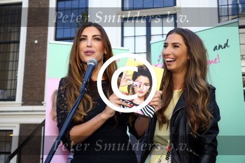 Amsterdam, 4 Juni 2015
Uitreiking boek Xelly Cabau v Kasbergen door haar huus Yolanthe Sneijder Cabau.