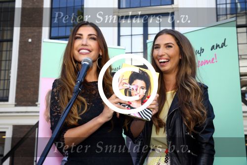 Amsterdam, 4 Juni 2015
Uitreiking boek Xelly Cabau v Kasbergen door haar huus Yolanthe Sneijder Cabau.