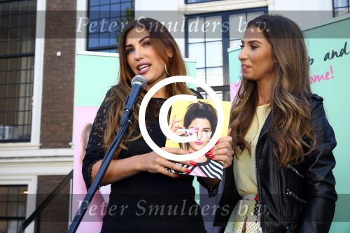 Amsterdam, 4 Juni 2015
Uitreiking boek Xelly Cabau v Kasbergen door haar huus Yolanthe Sneijder Cabau.