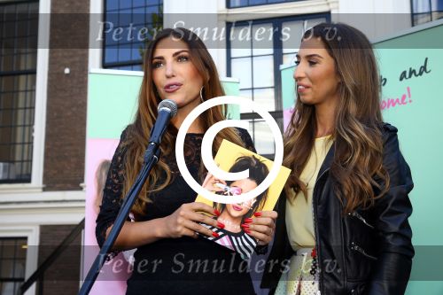 Amsterdam, 4 Juni 2015
Uitreiking boek Xelly Cabau v Kasbergen door haar huus Yolanthe Sneijder Cabau.