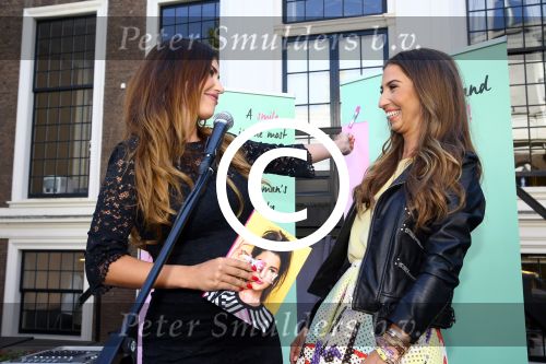 Amsterdam, 4 Juni 2015
Uitreiking boek Xelly Cabau v Kasbergen door haar huus Yolanthe Sneijder Cabau.