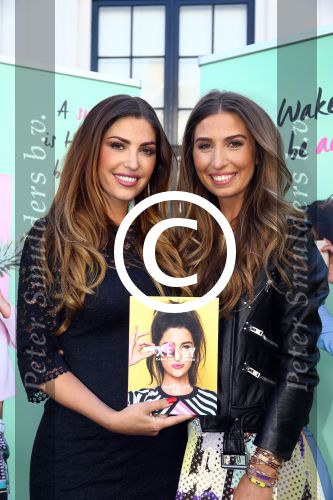 Amsterdam, 4 Juni 2015
Uitreiking boek Xelly Cabau v Kasbergen door haar huus Yolanthe Sneijder Cabau.