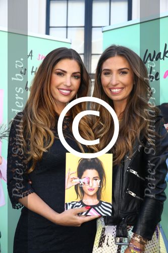 Amsterdam, 4 Juni 2015
Uitreiking boek Xelly Cabau v Kasbergen door haar huus Yolanthe Sneijder Cabau.