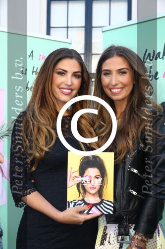 Amsterdam, 4 Juni 2015
Uitreiking boek Xelly Cabau v Kasbergen door haar huus Yolanthe Sneijder Cabau.